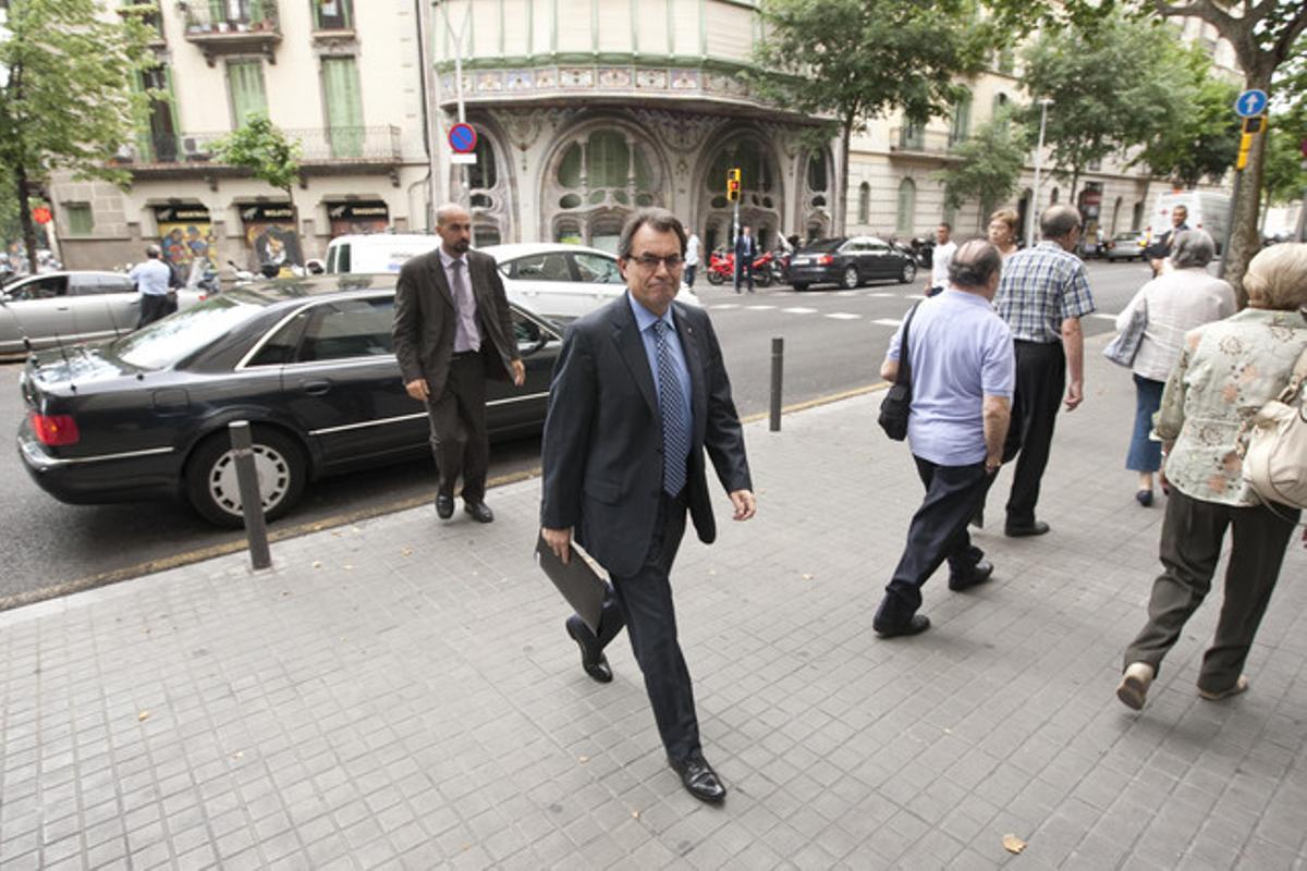 El ’president’ Mas, ayer, en la puerta de la sede de Convergència de la calle de Còrsega.