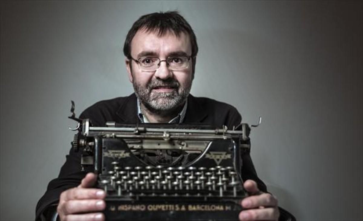 El periodista y escritor Ismael Nafría con una Olivetti. El periodista y escritor Ismael Nafría con una Olivetti.