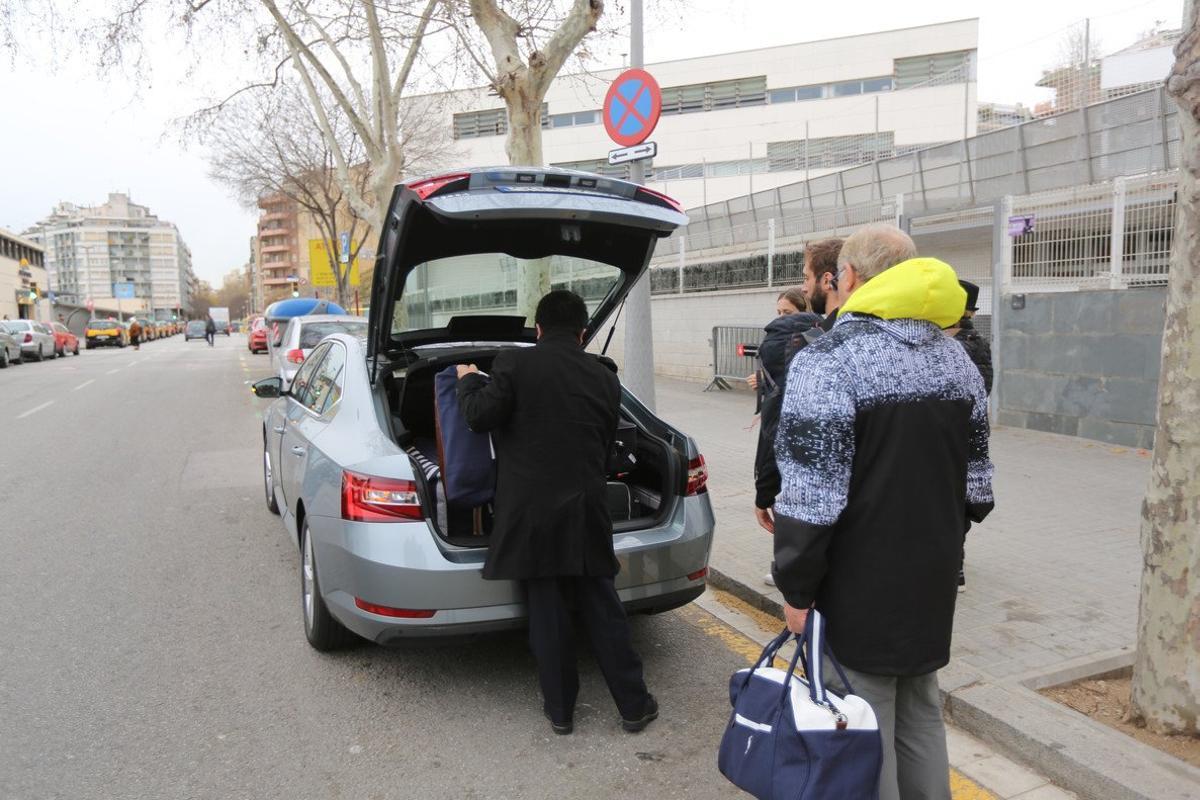 Un vehículo de Uber carga pasajeros frente a la Estació del Nord, de Barcelona.