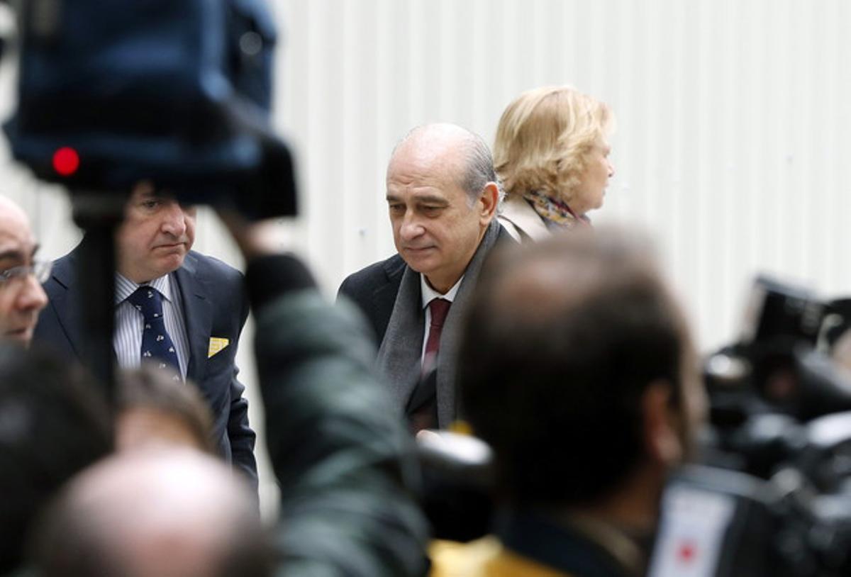 El ministro del Interior, Jorge Fernández, llega al Congreso para el debate del estado de la nación. El ministro del Interior, Jorge Fernández, llega al Congreso para el debate del estado de la nación.