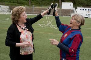 Carme Nieto i Lolita Ortiz, pioneres del Barça femení, al camp de futbol del Satalia.