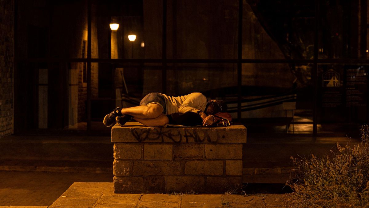 Una persona sin hogar duerme en los alrededores del Museo Marítimo Una persona sin hogar duerme en los alrededores del Museo Marítimo