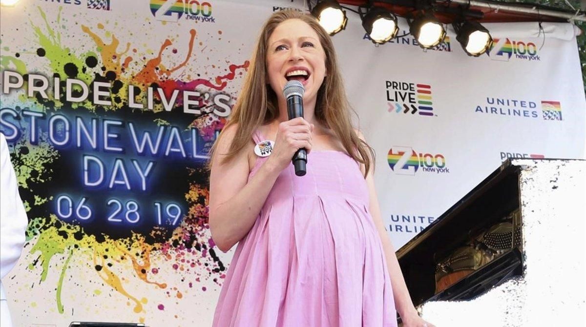 Chelsea Clinton, embarazadísima, el pasado 28 de junio en Nueva York. Chelsea Clinton, embarazadísima, el pasado 28 de junio en Nueva York.