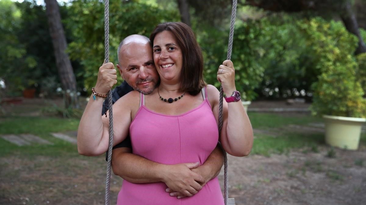 Esther Juberias y Juanfra Lopez, que se casaran ante notario en septiembre, posan en el restaurante Les Marines de Gavà donde la festejarán. Esther Juberias y Juanfra Lopez, que se casaran ante notario en septiembre, posan en el restaurante Les Marines de Gavà donde la festejarán.