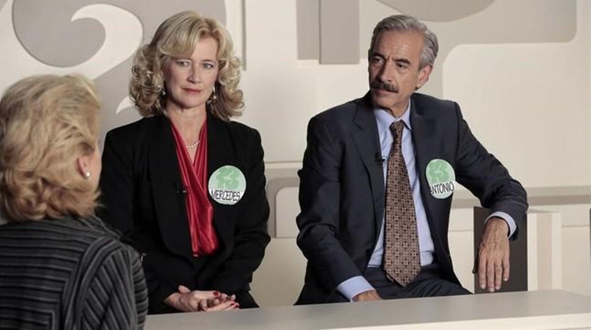 Mayra Gómez Kemp, de espaldas, pregunta a los concursantes Mercedes (Ana Duato) y Antonio (Imanol Arias) en el ’Un, dos, tres’ de TVE. Mayra Gómez Kemp, de espaldas, pregunta a los concursantes Mercedes (Ana Duato) y Antonio (Imanol Arias) en el ’Un, dos, tres’ de TVE.