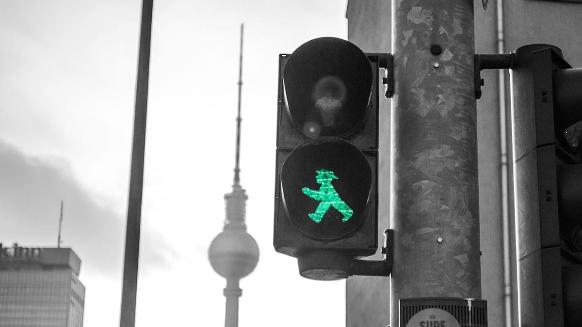 Un semáforo en la ciudad de Berlín.