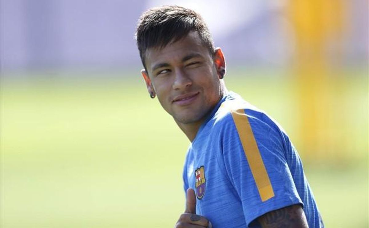 Neymar salta al césped de la ciudad deportiva Joan Gamper para iniciar el entrenamiento de este viernes con el Barça. Neymar salta al césped de la ciudad deportiva Joan Gamper para iniciar el entrenamiento de este viernes con el Barça.