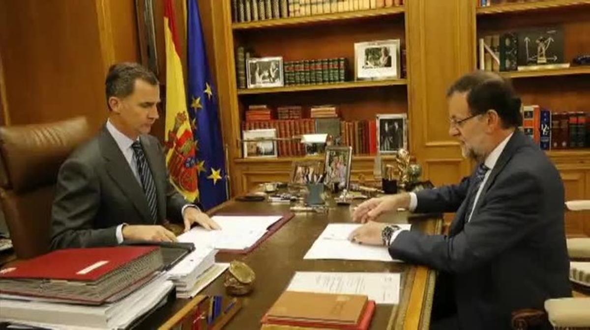 El rey Felipe VI recibe de Rajoy en Zarzuela información de primera mano sobre el desafío independentista.