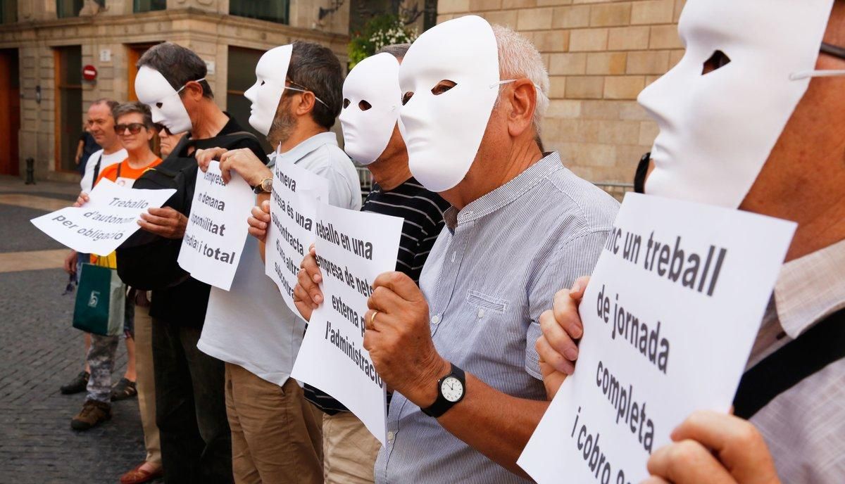 Acción reivindicativa de Cáritas en plaza Sant Jaume para denunciar la precariedad laboral y exigir un trabajo decente. Acción reivindicativa de Cáritas en plaza Sant Jaume para denunciar la precariedad laboral y exigir un trabajo decente.