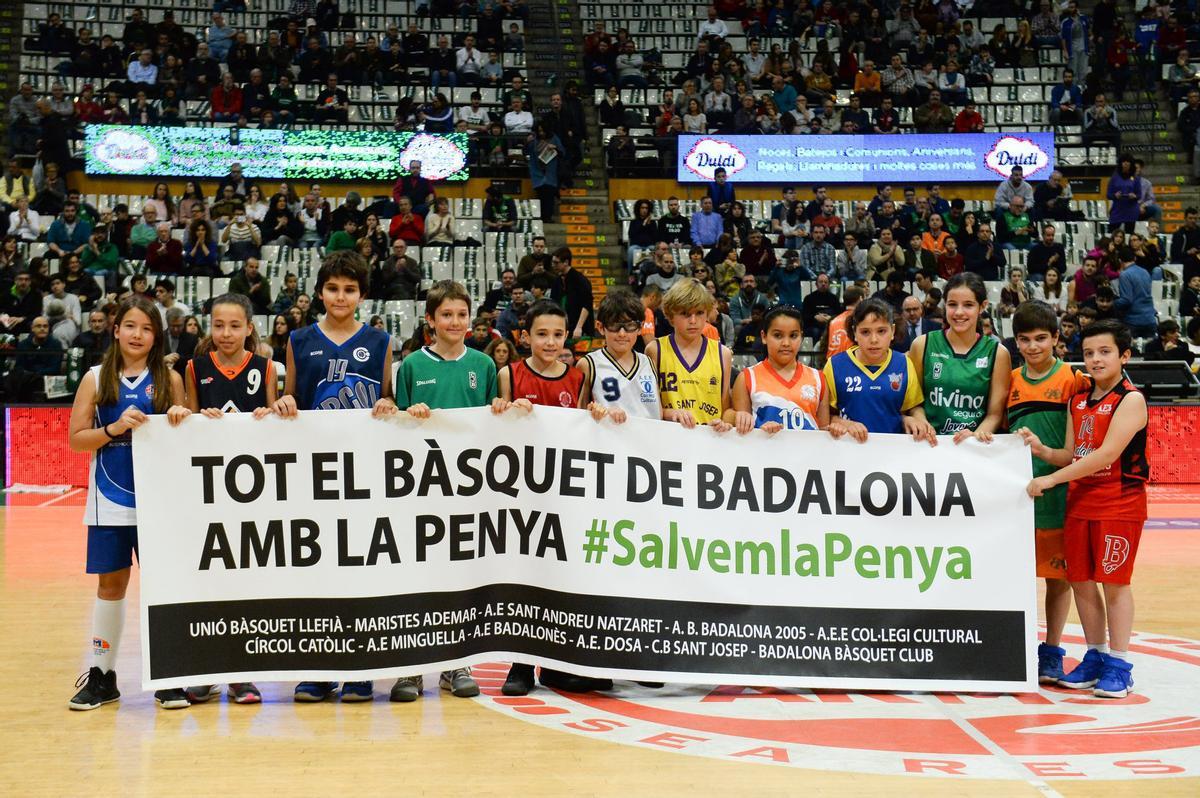 Equipos de básquet de Badalona muestran su apoyo a La Penya, en una foto de archivo.