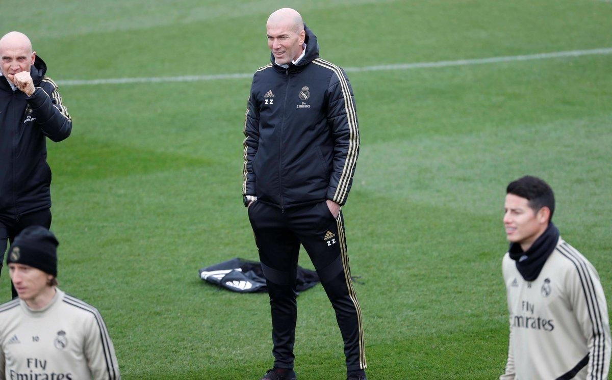 El técnico del Madrid, Zinedine Zidane, en el entrenamiento de este sábado del equipo. El técnico del Madrid, Zinedine Zidane, en el entrenamiento de este sábado del equipo.