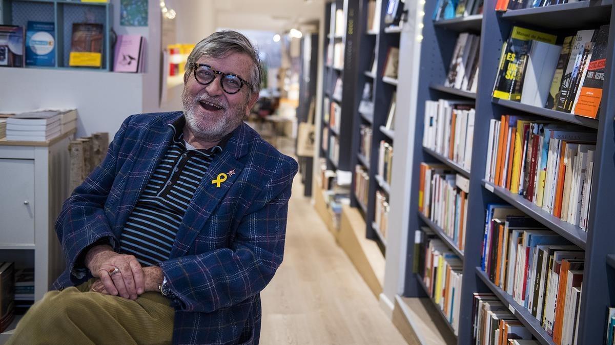 El poeta Narcís Comadira, en la librería La Impossible.