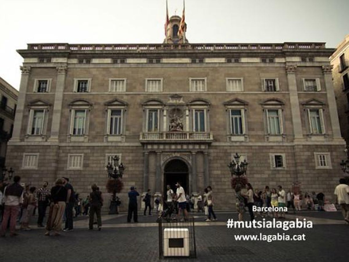 Una urna enjaulada, delante del Palau de la Generalitat. Una urna enjaulada, delante del Palau de la Generalitat.