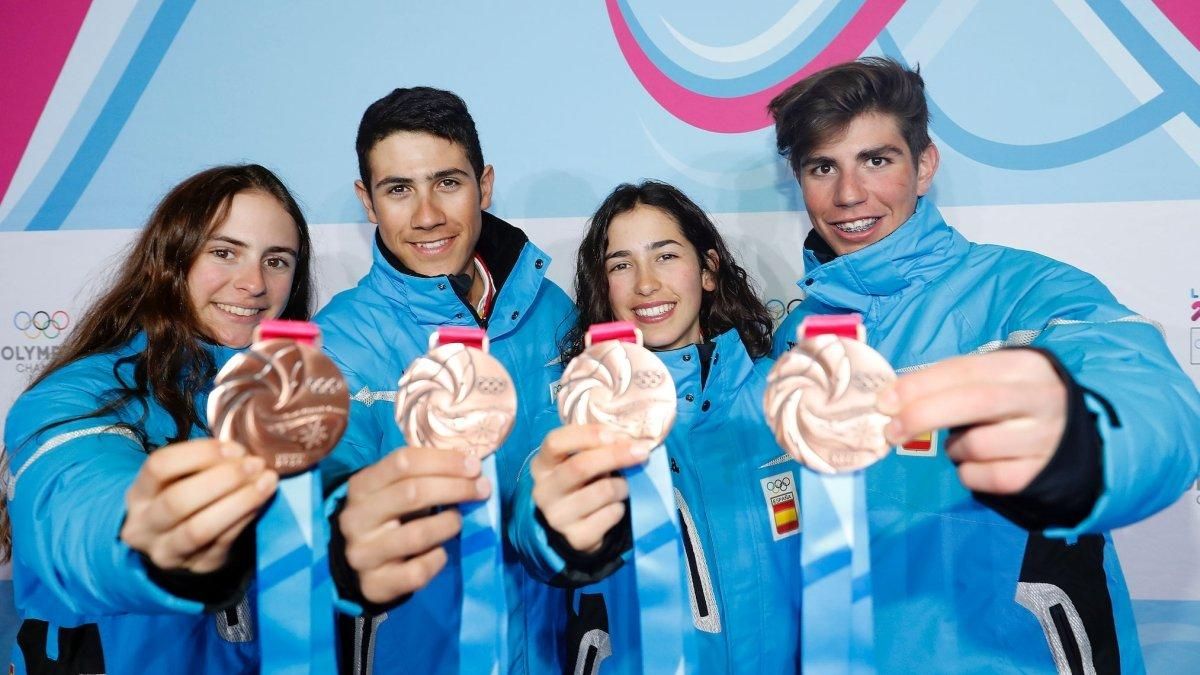 Maria Costa, Marc Radua, Ares Torra y Ot Ferrer posan con la medalla de bronce en los Juegos de la Juventud de Lausana. Maria Costa, Marc Radua, Ares Torra y Ot Ferrer posan con la medalla de bronce en los Juegos de la Juventud de Lausana.