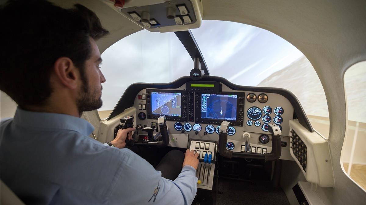 Un aspirante a piloto hace prácticas en el simulador del Aeroclub Barcelona Sabadell.