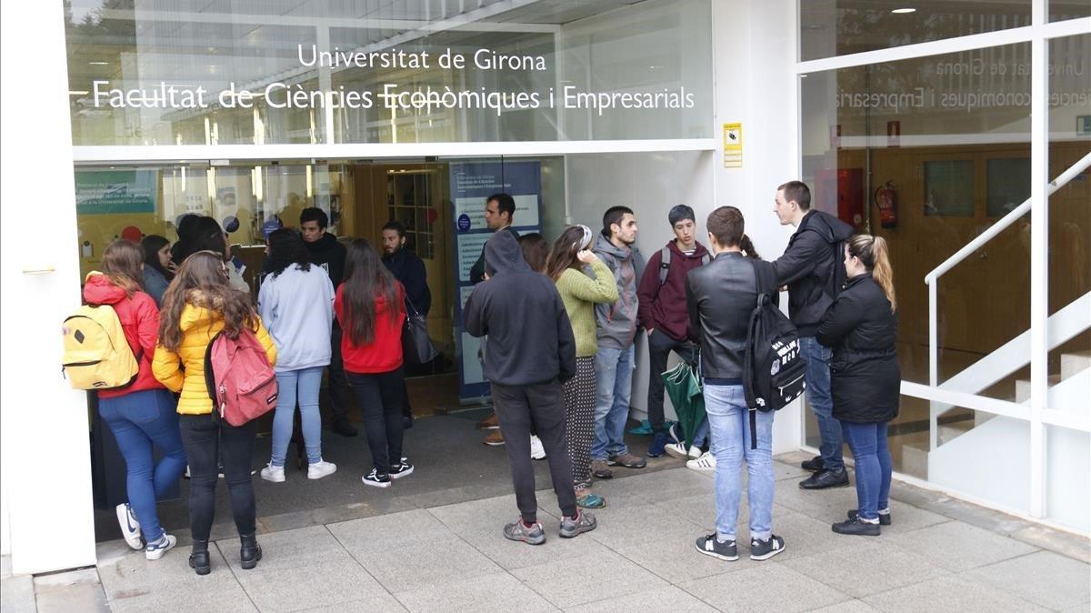 Estudiantes de la Universitat de Girona (UdG) debaten las acciones de protesta por la sentencia del ’procés’, el pasado 22 de octubre.