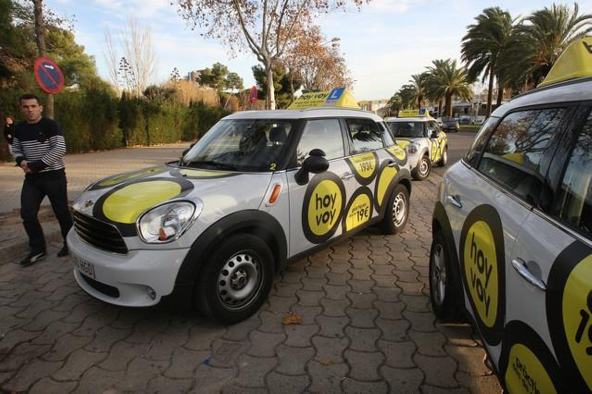 Varios coches de prácticas de la autoescuela de bajo coste Hoy-voy, estacionados en su punto habitual de salida en la Zona Universitària. Varios coches de prácticas de la autoescuela de bajo coste Hoy-voy, estacionados en su punto habitual de salida en la Zona Universitària.