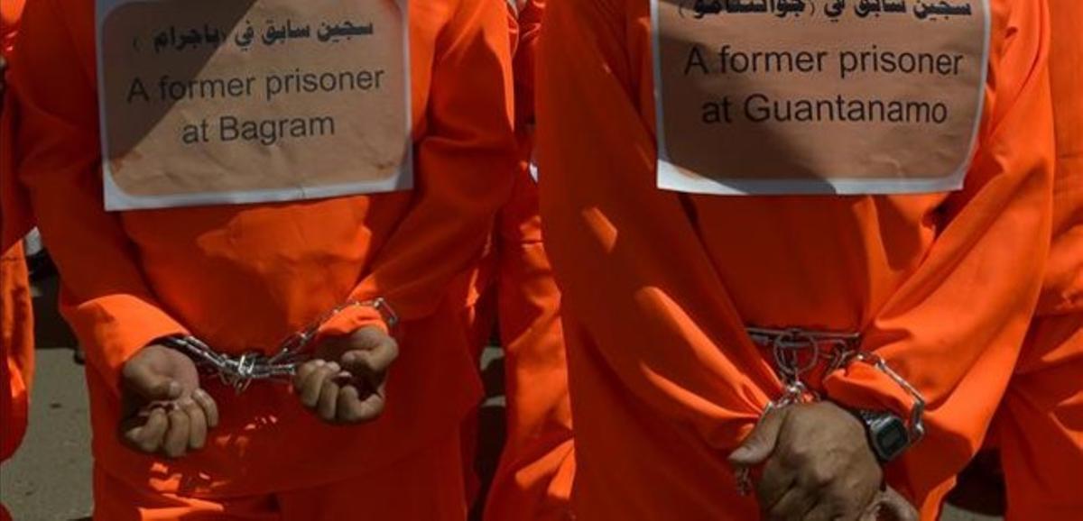 Manifestación de antiguos presos de Guantánamo ante la embajada de EEUU en Saná. Manifestación de antiguos presos de Guantánamo ante la embajada de EEUU en Saná.
