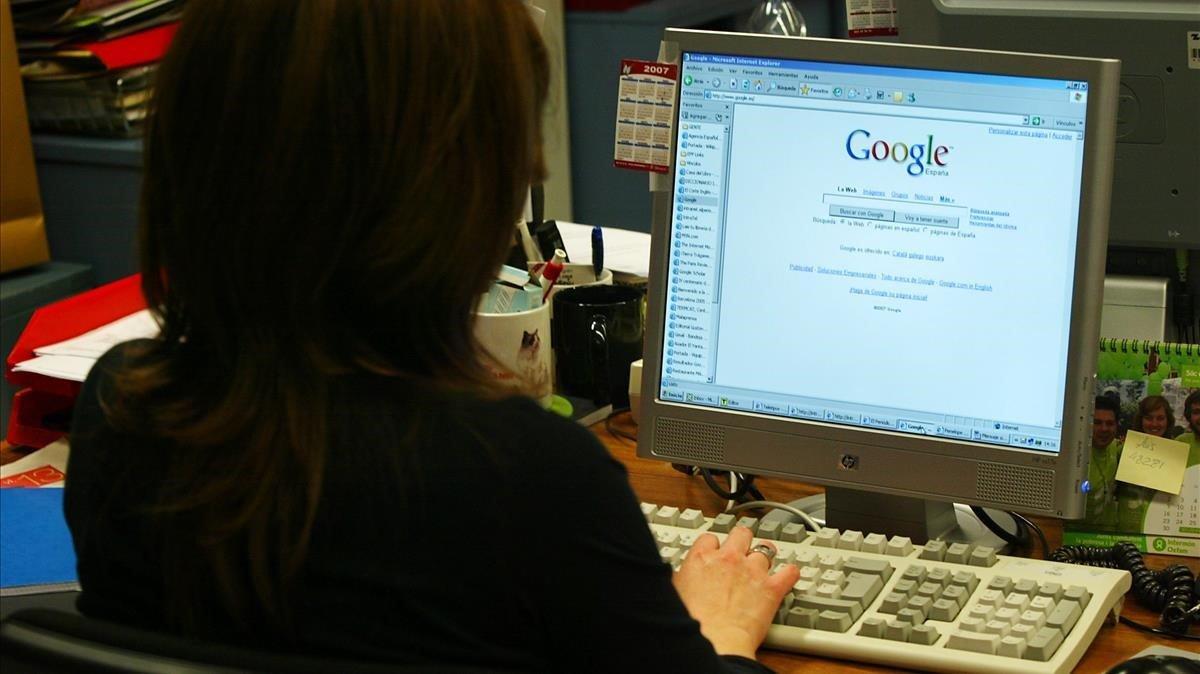 Una mujer consulta un buscador de información en su ordenador.