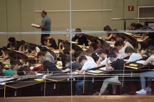 Más de 40.000 estudiantes catalanes se presentan a la selectividad pospandemia
