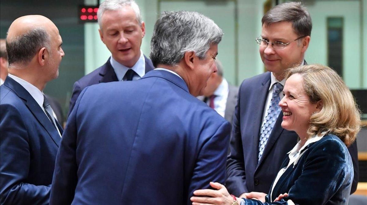 La ministra de Economía, Nadia Calviño, con varios de sus homólogos en el Eurogrupo y el comisario de Economía, Pierre Moscovici (a la izquierda). La ministra de Economía, Nadia Calviño, con varios de sus homólogos en el Eurogrupo y el comisario de Economía, Pierre Moscovici (a la izquierda).