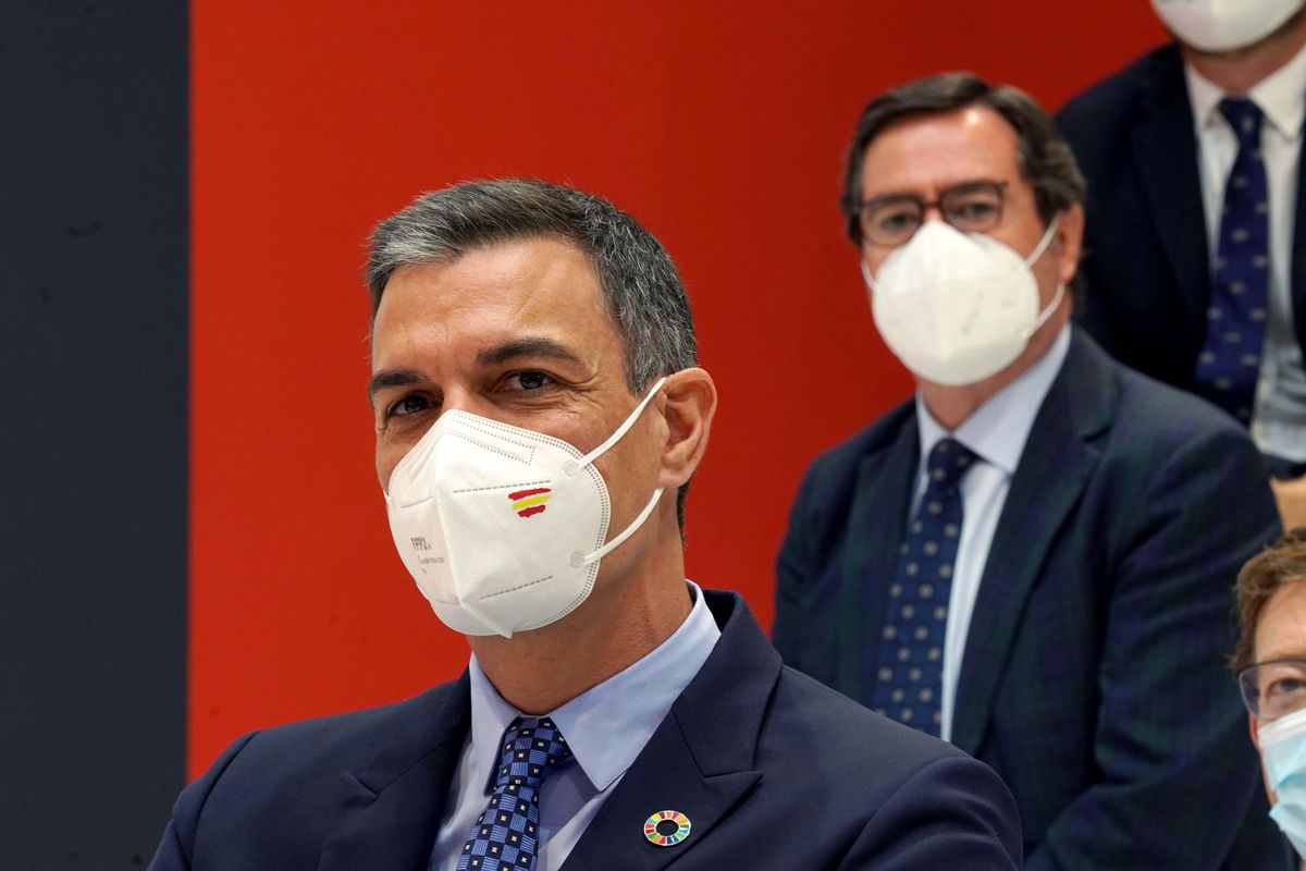 El presidente del Gobierno, Pedro Sánchez, en un acto empresarial con el presidente de la CEOE, Antonio Garamendi, detrás. El presidente del Gobierno, Pedro Sánchez, en un acto empresarial con el presidente de la CEOE, Antonio Garamendi, detrás.