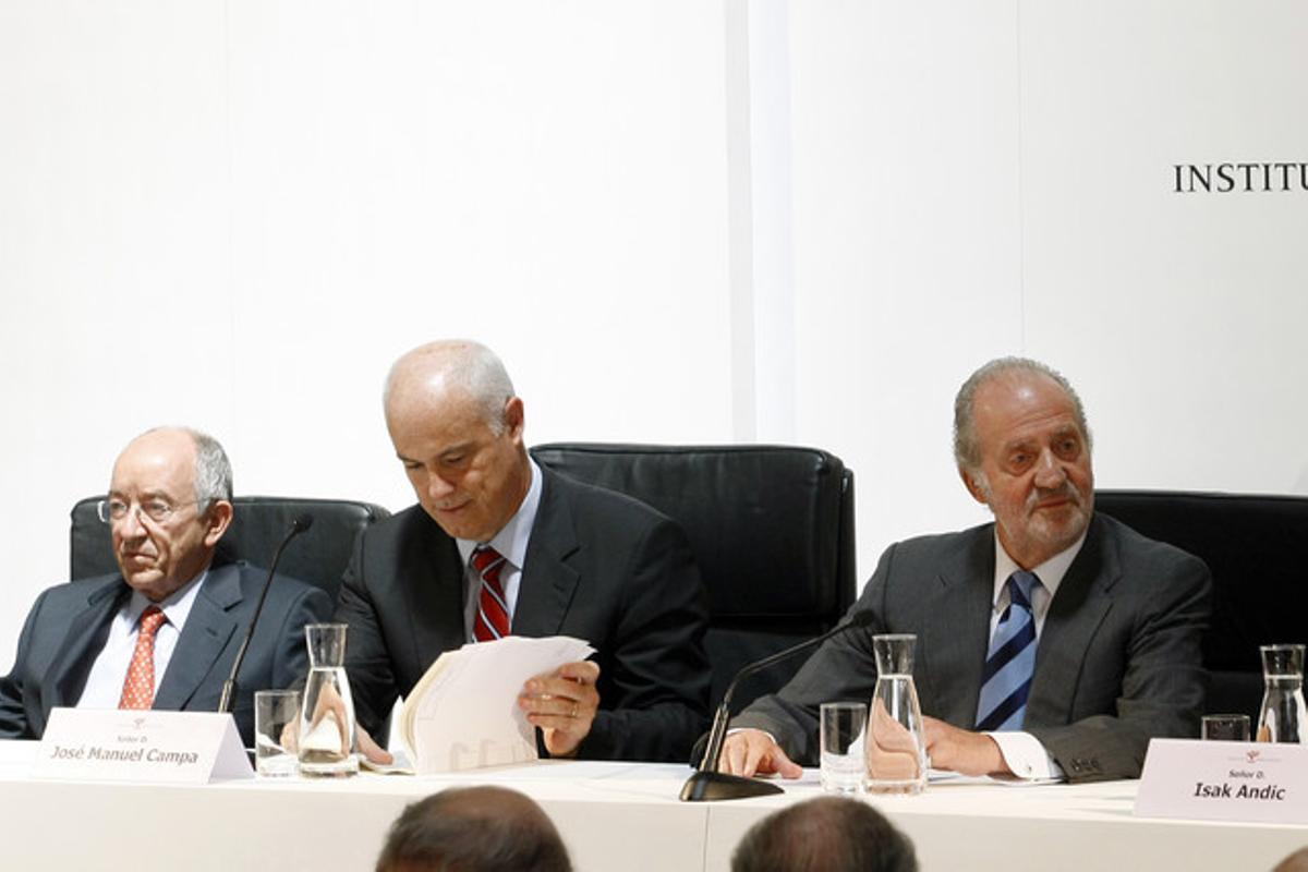 El Rey, acompañado por el secretario de Estado de Economía, José Manuel Campa (centro), y por el gobernador del Banco de España, Miguel Ángel Fernández Ordóñez, durante su intervención en la asamblea del IEF, este lunes, en Madrid.
