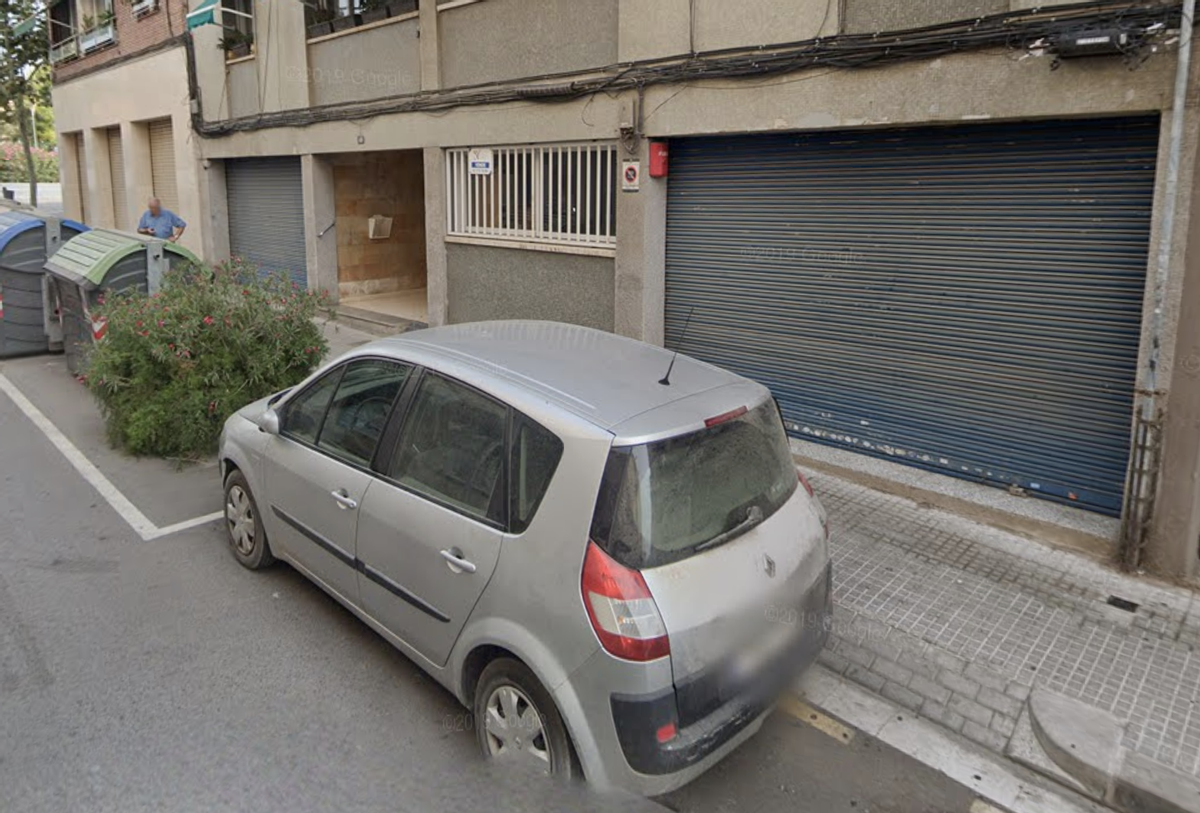 Locales del número 40 de la calle Eduard Tolrà de Esplugues Locales del número 40 de la calle Eduard Tolrà de Esplugues