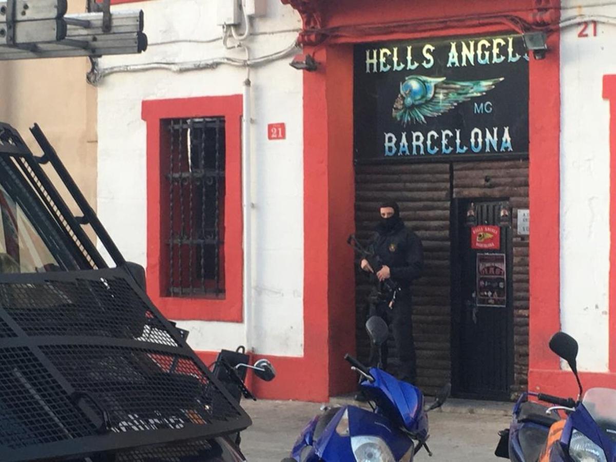 Registro de los Mossos en la sede de Hells Angels en el Poblenou (Barcelona)