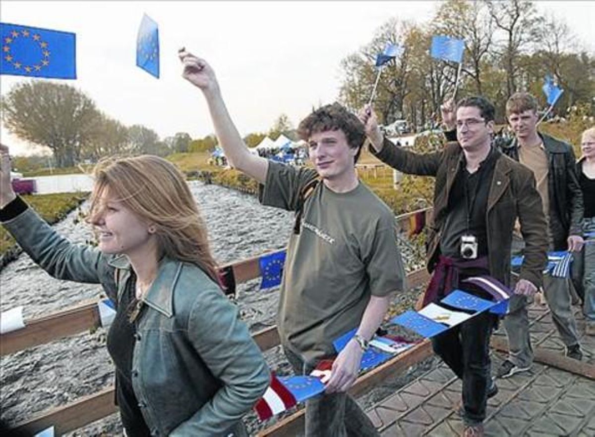 Jóvenes checos y de otros países celebran la ampliación europea del 2004 cerca de la frontera entre la República Checa, Alemania y Polonia. Jóvenes checos y de otros países celebran la ampliación europea del 2004 cerca de la frontera entre la República Checa, Alemania y Polonia.