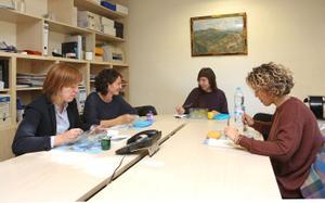 Cuatro trabajadoras del Ayuntamiento de Prats de Lluçanès comen en dependencias municipales, en diciembre de 2016