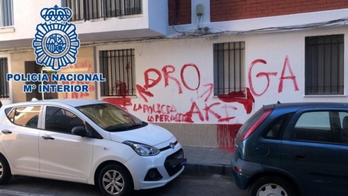 La pintada de unos vecinos del barrio de Loreto de Cádiz para denunciar unos bajos conflictivos. La pintada de unos vecinos del barrio de Loreto de Cádiz para denunciar unos bajos conflictivos.