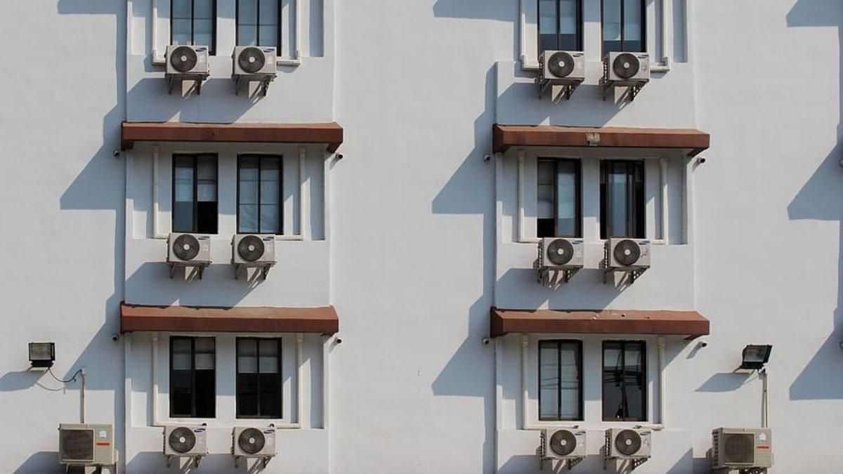 Aparatos de aire acondicionado en la fachada de un hotel. Aparatos de aire acondicionado en la fachada de un hotel.