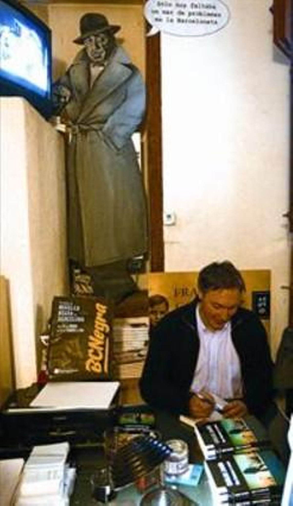 Carlos Zanón firma libros en la librería Negra y Criminal, el sábado. Carlos Zanón firma libros en la librería Negra y Criminal, el sábado.