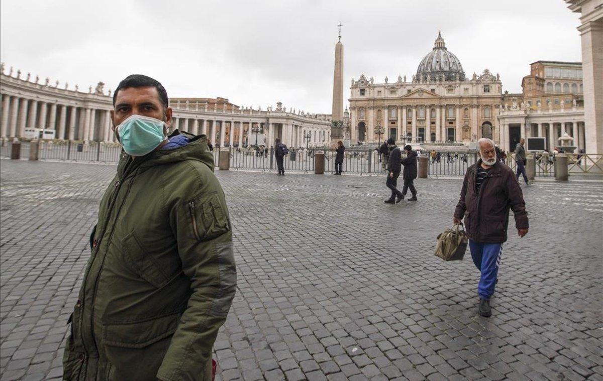 Un ciudadano con mascarilla en la plaza de San Pedro del Vaticano tras la confirmación del primer caso de coronavirus en el Vaticano.  