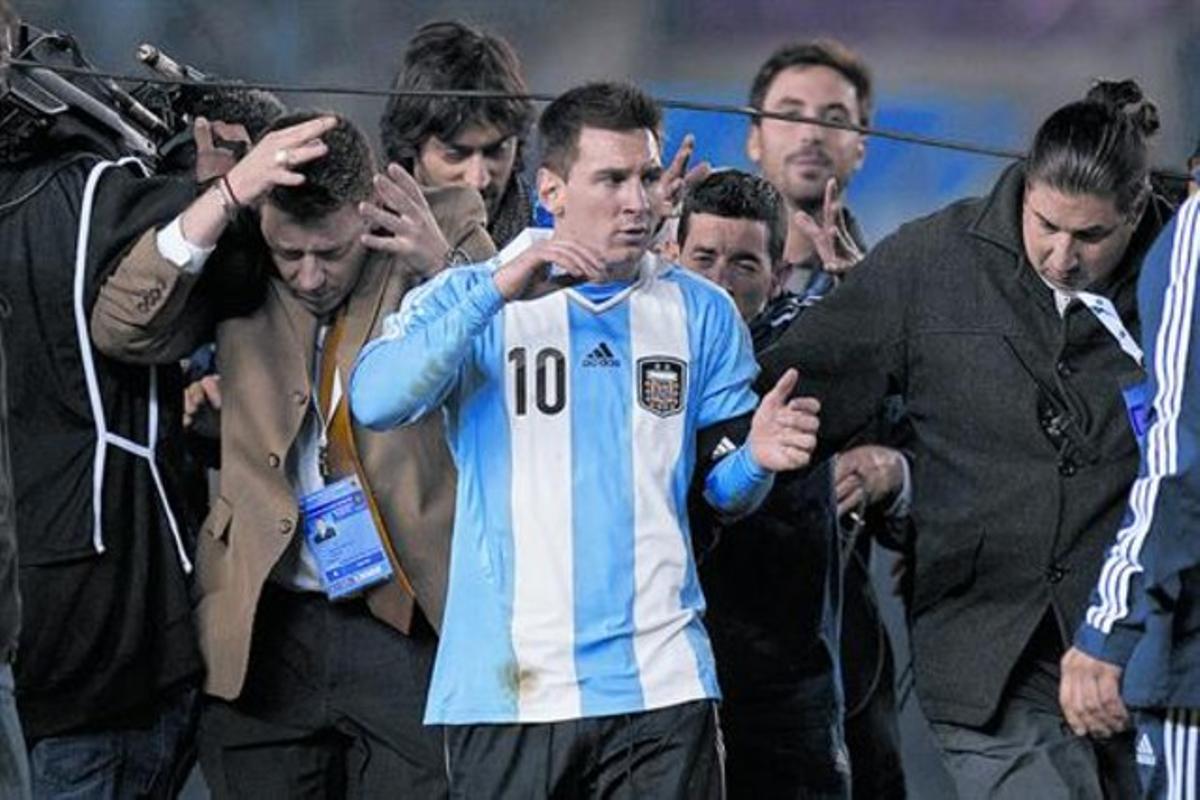 Messi intenta zafarse de los periodistas tras el Argentina-Colombia el pasado 7 de junio.