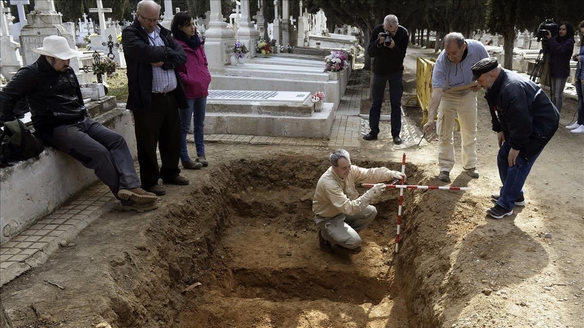 Ajuts de fins a 30.000 euros per obrir fosses de víctimes de la guerra civil Ajuts de fins a 30.000 euros per obrir fosses de víctimes de la guerra civil