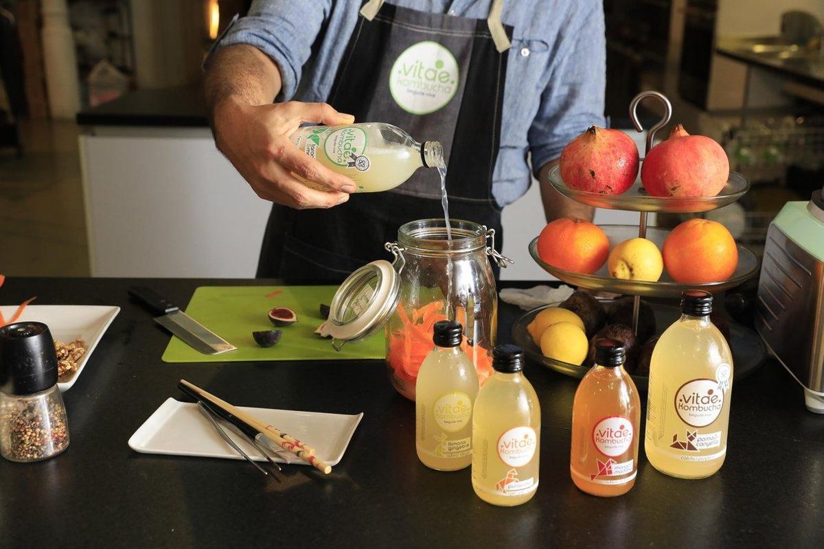 El chef Alf Mota prepara una ensalada macerada con zanahoria, cebolla morada y ’tahini’, con la kombucha de limón y jengibre de Vitae Kombucha. El chef Alf Mota prepara una ensalada macerada con zanahoria, cebolla morada y ’tahini’, con la kombucha de limón y jengibre de Vitae Kombucha.