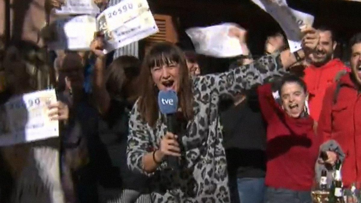 La reportera de TVE reconoce que es mentira que le haya tocado el Gordo: "Me llevo un pellizco" La reportera de TVE reconoce que es mentira que le haya tocado el Gordo: "Me llevo un pellizco"