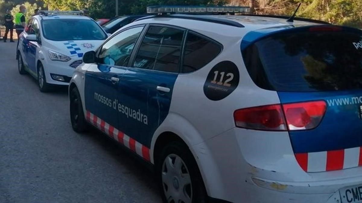 Un vehículo de los Mossos en una calle de Tarragona. Un vehículo de los Mossos en una calle de Tarragona.