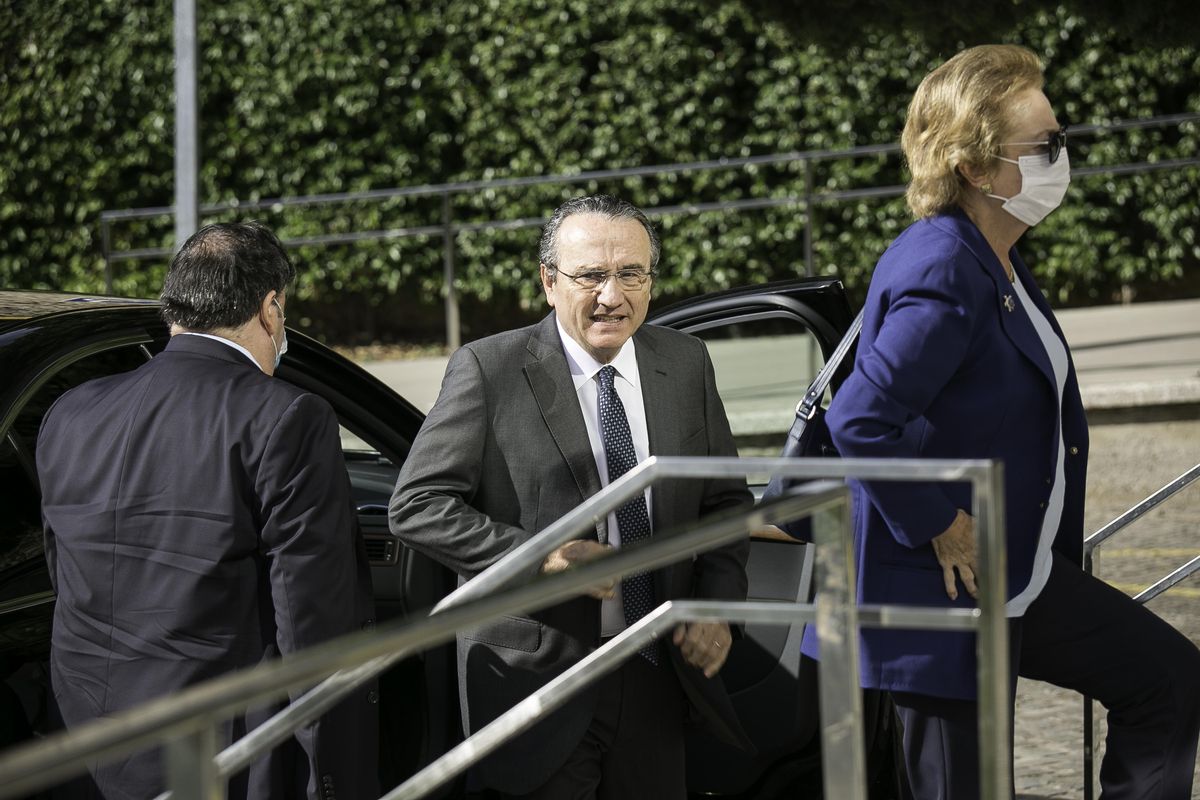 Javier Moll y Arantza Sarasola, a su llegada al funeral de Antonio Franco. Javier Moll y Arantza Sarasola, a su llegada al funeral de Antonio Franco.
