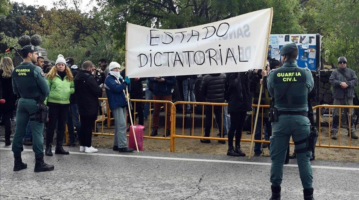 Una de las pancartas exhibidas por los nostálgicos franquistas. Una de las pancartas exhibidas por los nostálgicos franquistas.