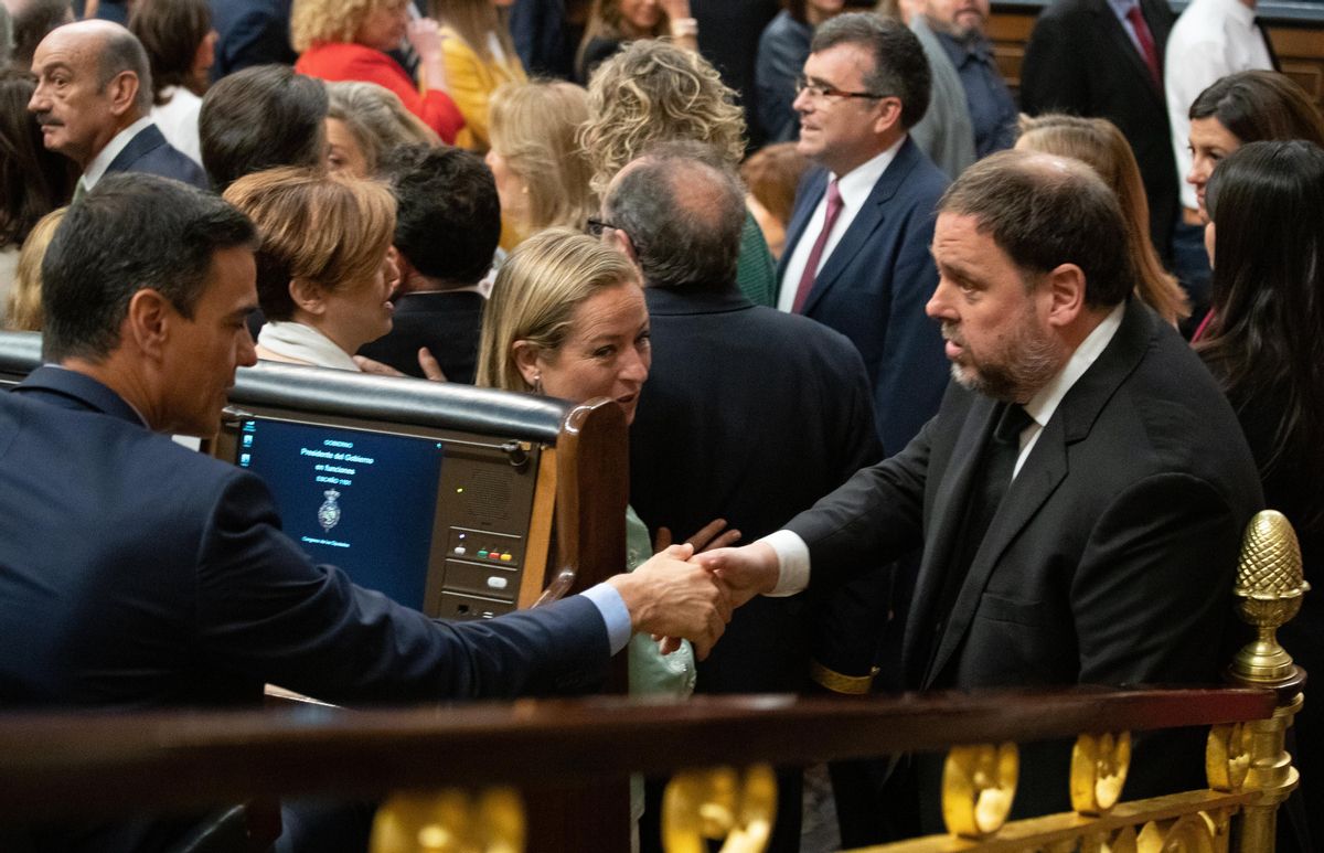 Sánchez y Junqueras se saludan en el Congreso, en mayo de 2019. Sánchez y Junqueras se saludan en el Congreso, en mayo de 2019.