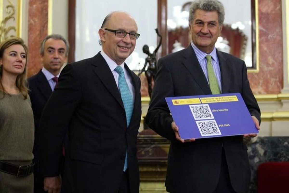 El ministro de Hacienda, Cristobal Montoro, ha presentado en el Congreso de los Diputados los presupuestos del Estado al Presidente del Congreso, Jesus Posadas. El ministro de Hacienda, Cristobal Montoro, ha presentado en el Congreso de los Diputados los presupuestos del Estado al Presidente del Congreso, Jesus Posadas.