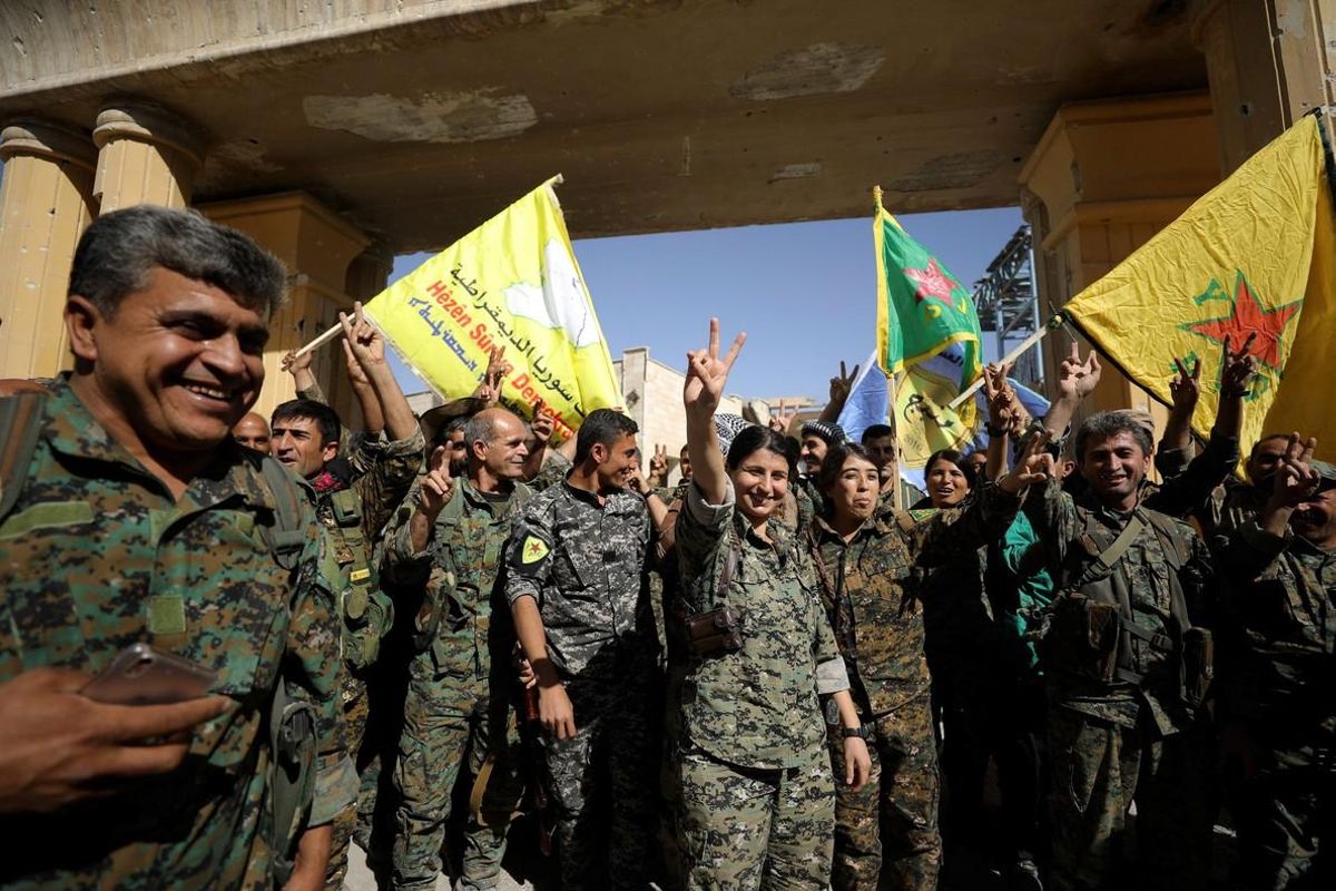 Miembros de las milicias sirias celebrando la reconquista de la ciudad de Raqqa Miembros de las milicias sirias celebrando la reconquista de la ciudad de Raqqa