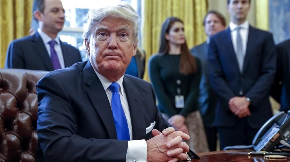 Trump, tras firmar una de las cinco órdenes ejecutivas relacionadas con la industria de oleoductos, en la Casa Blanca, este martes. Trump, tras firmar una de las cinco órdenes ejecutivas relacionadas con la industria de oleoductos, en la Casa Blanca, este martes.