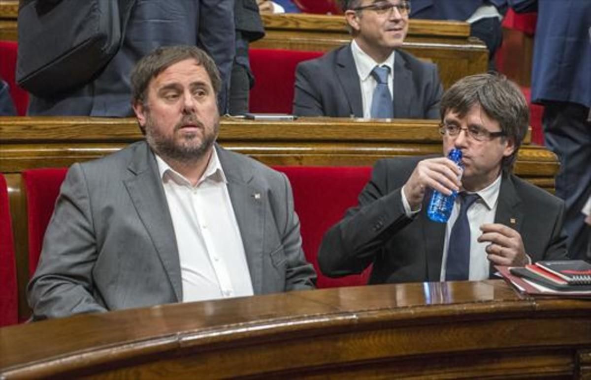 El ’president’ Puigdemont y el vicepresidente Oriol Junqueras, en el Parlament. El ’president’ Puigdemont y el vicepresidente Oriol Junqueras, en el Parlament.
