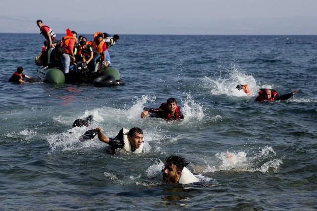Inmigrantes tratan de subir a un bote, cerca de la isla griega de Lesbos, el pasado mes de septiembre. Inmigrantes tratan de subir a un bote, cerca de la isla griega de Lesbos, el pasado mes de septiembre.