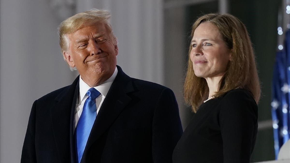 Donald Trump y la jueza Amy Coney Barret, tras ser confirmada como miembro del Tribunal Supremo el pasado lunes.