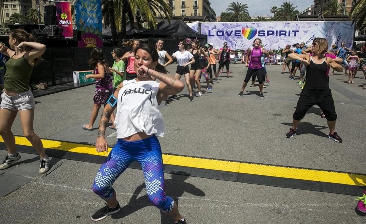 Clase de zumba en el recinto del Pride en el Moll de la fusta, este viernes. Clase de zumba en el recinto del Pride en el Moll de la fusta, este viernes.